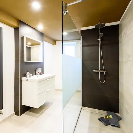 阿克伯格霍夫18号公寓 *